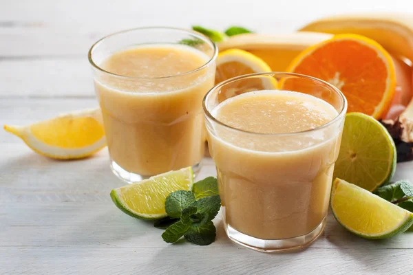 Batido de plátano y cítricos o batido —  Fotos de Stock