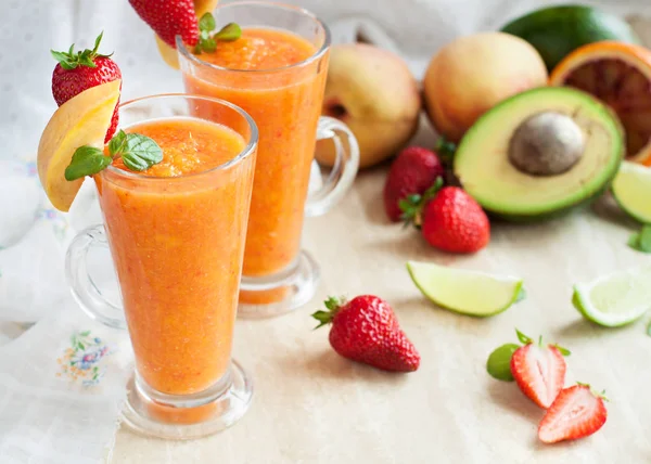 Bebida fresca de vitaminas smoothie con ingredientes —  Fotos de Stock