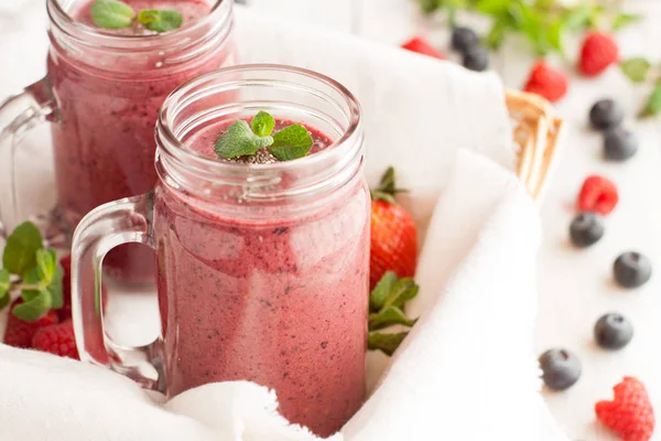 Smoothies à la potéine au chocolat mélange de baies — Photo