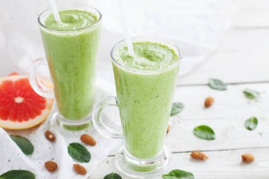 Ispanak, greyfurt ve badem sütlü yeşil smoothie