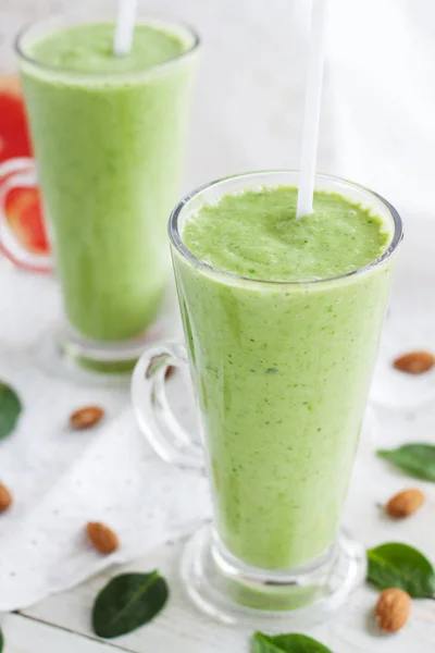 Groene smoothie met spinazie, grapefruit en amandel melk — Stockfoto
