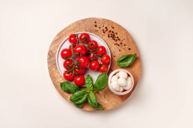 Domates, fesleğen, mozzarella peyniri. Caprese salatası malzemeler