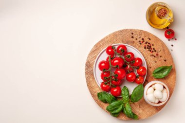 Domates, fesleğen, mozzarella peyniri. Caprese salatası malzemeler