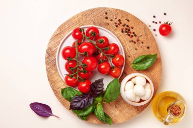 Domates, fesleğen, mozzarella peyniri. Caprese salatası malzemeler