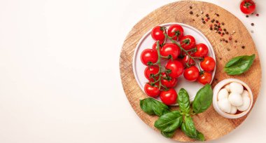 Domates, fesleğen, mozzarella peyniri. Caprese salatası malzemeler