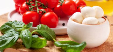 Domates, fesleğen, mozzarella peyniri. Caprese salatası malzemeler