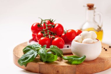 Domates, fesleğen, mozzarella peyniri. Caprese salatası malzemeler