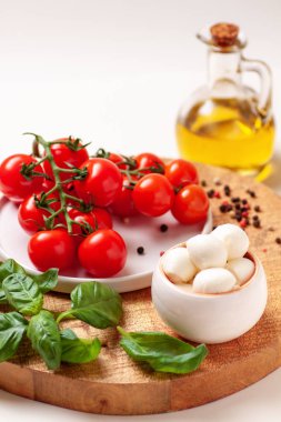 Domates, fesleğen, mozzarella peyniri. Caprese salatası malzemeler