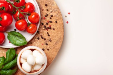 Domates, fesleğen, mozzarella peyniri. Caprese salatası malzemeler