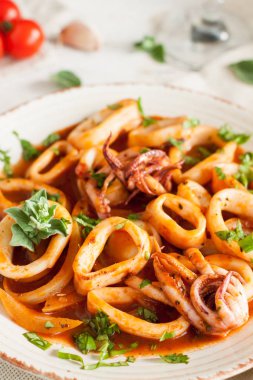 Kalamar ve ahtapot salatası