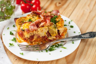 Tatlı patates, brussel lahanası, domuz pastırması ile güveç