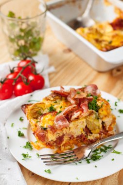 Tatlı patates, brussel lahanası, domuz pastırması ile güveç