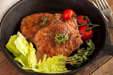 Domuz eti Parmesan kabuklu