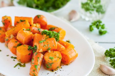 Sarımsak tereyağı ile kavrulmuş havuç