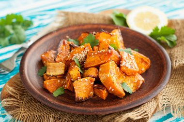 Susam ile kavrulmuş tatlı patates