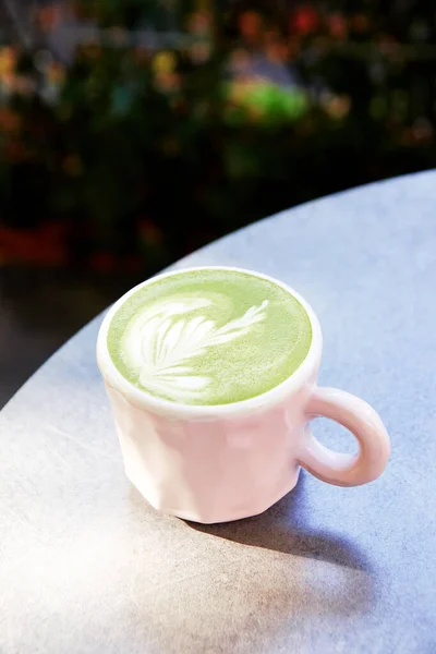 Keramisk kopp matcha latte på grå bakgrund Royaltyfria Stockbilder