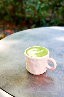 Gri arkaplanda seramik kibrit latte.