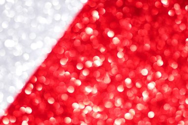 Noel gümüşü ve kırmızı parıltı dokusu arka planı.