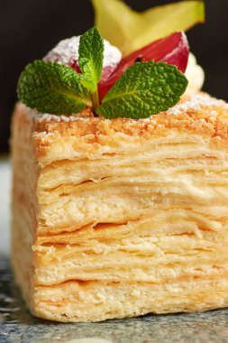 Tahta arka planda Millefeuille pastası.