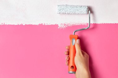 Tekerlekli fırçalı kadın el boyası.