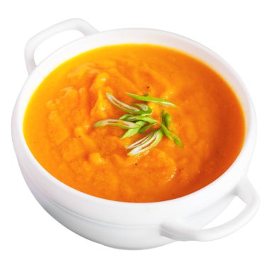 Beyaz arka planda izole edilmiş doğranmış soğanlı havuç kremalı çorba..