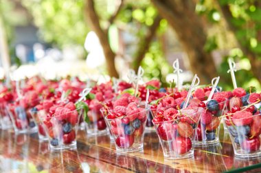 Plastik bardaklarda satılık taze böğürtlen ya da ahşap masada açık büfe..