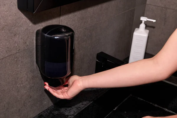 Kadın Ellerini Yıkıyor Sıvı Sabun Sürüyor Virüsü Yaymayı Bırakmak Için — Stok fotoğraf