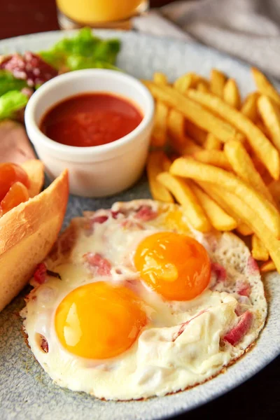 Platte Mit Reichhaltigem Frühstück Gebratene Eier Mit Speck Grüner Salat — Stockfoto