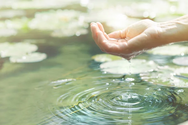 Magische contact tussen menselijke hand en water — Stockfoto