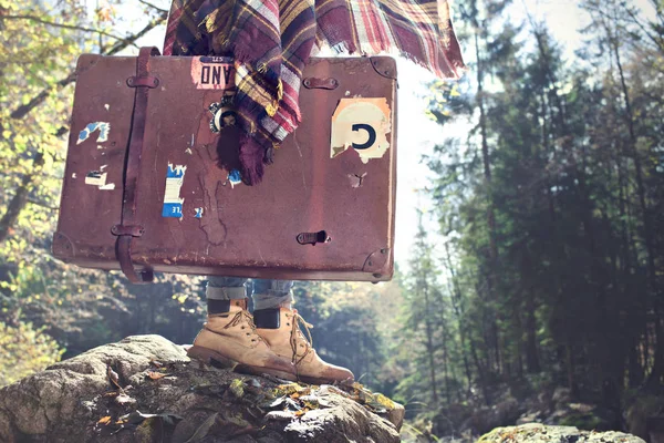 Mujer hipster camina con su maleta en una nueva aventura en el bosque —  Fotos de Stock