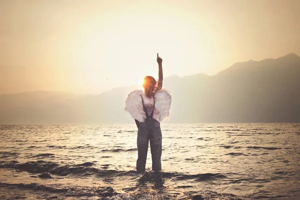 Moment magique pour une femme ange qui peut toucher le ciel avec un doigt — Photo