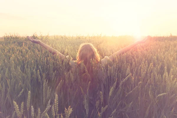 Benvenuti nuovo giorno, donna con le braccia alzate abbraccia il sole — Foto Stock