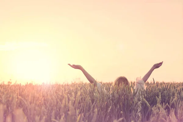 Good morning sun , woman with raised arms embraces the birth of a new day — Stock Photo, Image