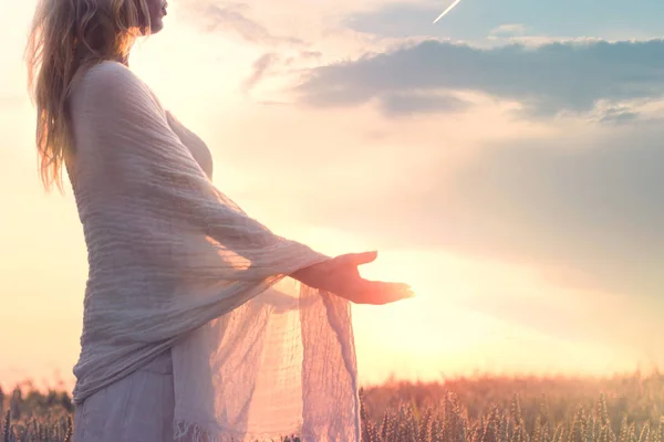 Femme rêveuse tenant le soleil dans ses mains — Photo