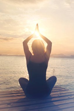 Kendisi ve çevresindeki doğa ile uyum içinde meditative kadındır