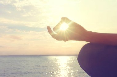 Sahilde bir yoga poz üzerinde meditasyon kadının elleri