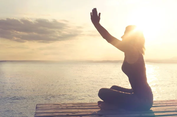 La mujer en oración está en armonía consigo misma y con la naturaleza circundante — Foto de Stock