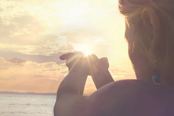 Un nouveau jour commence avec le lever du soleil protégé dans les mains d'une femme — Photo