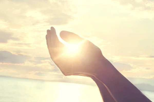 Ein neuer Tag beginnt mit dem Sonnenaufgang in den Händen einer Frau — Stockfoto