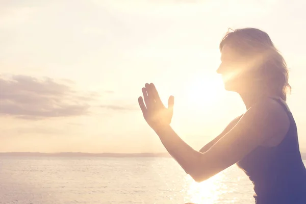 Pregando le mani illuminate dal sole del mattino — Foto Stock