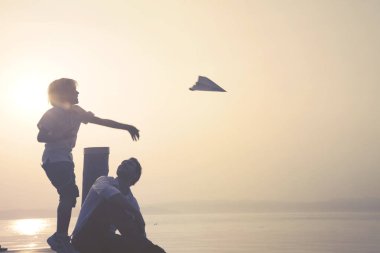 mutlu bir çocuk onun kağıt uçak fly yapar