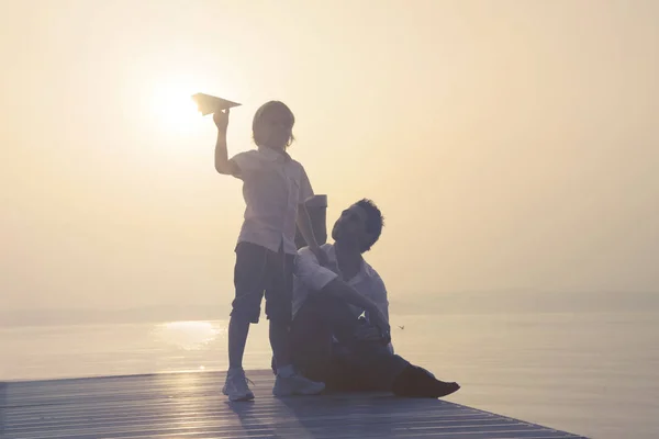 Glückliches Kind zeigt seinem Vater sein neues Papierflugzeug — Stockfoto