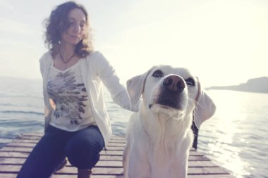 onun köpeği ile birlikte eğlenmek için mutlu bir kadın