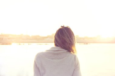 Kadın yalnız ve meditatif Infinity arıyorsunuz