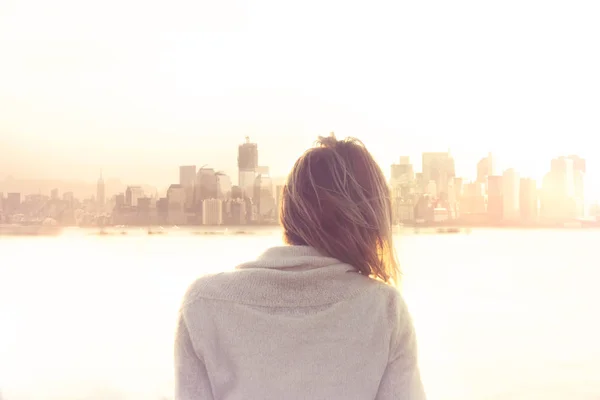 Ensam kvinna tittar på avstånd den stora metropolen — Stockfoto