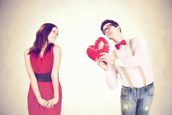 Dia dos Namorados engraçado, menino romântico dá um coração para sua namorada — Fotografia de Stock