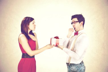 Komik Sevgililer günü, özel hediye kız arkadaşına veren memnun adam