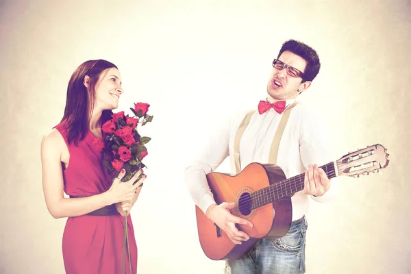 Ragazzo cool vincere la sua donna con una dolce serenata in un giorno di San Valentino — Foto Stock