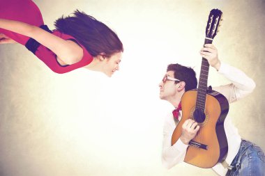 çiftler birlikte romantik bir serenat sesine havada dans