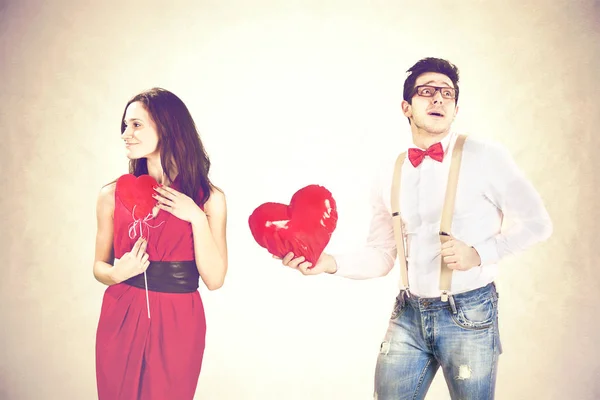 Hombre acercándose mujer dando su corazón rojo forma globos en un día de San Valentín — Foto de Stock